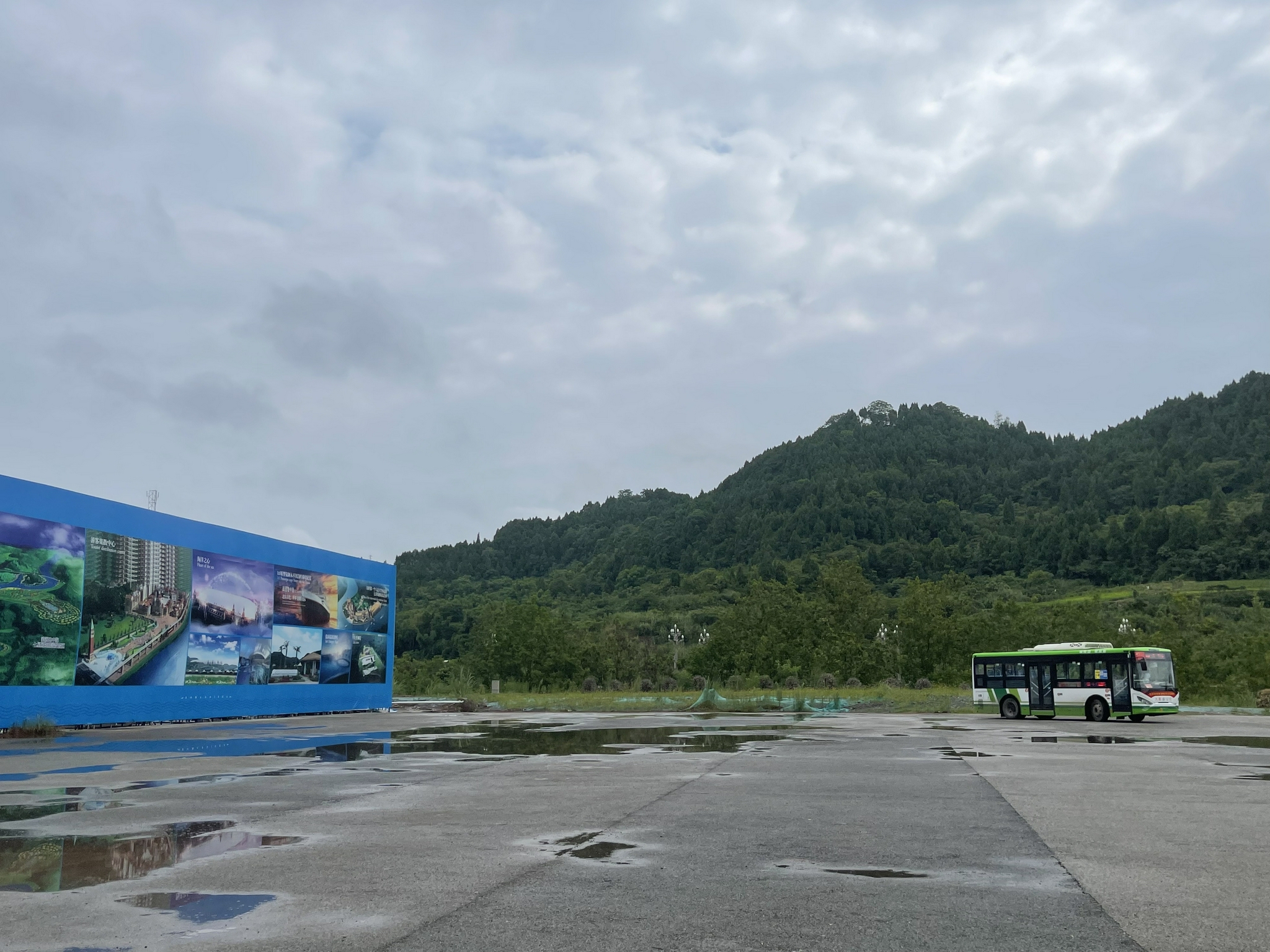 浪漫地中海七星国际旅游度假区内，游客中心门口。