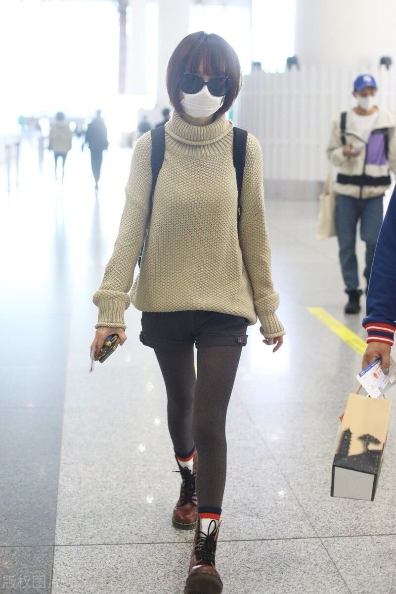 鲁豫在时装周被拍,穿的时髦再美颜下就是少女,但真人都快50了!