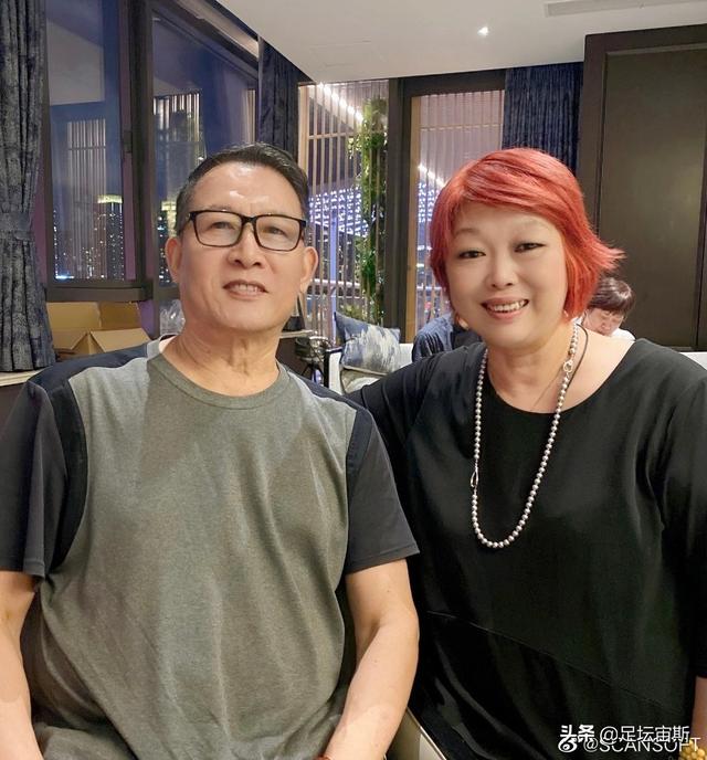 郎平夫妇请好友吃大餐，小朋友献吻郎导笑开花，退休后变年轻漂亮休闲区蓝鸢梦想 - Www.slyday.coM