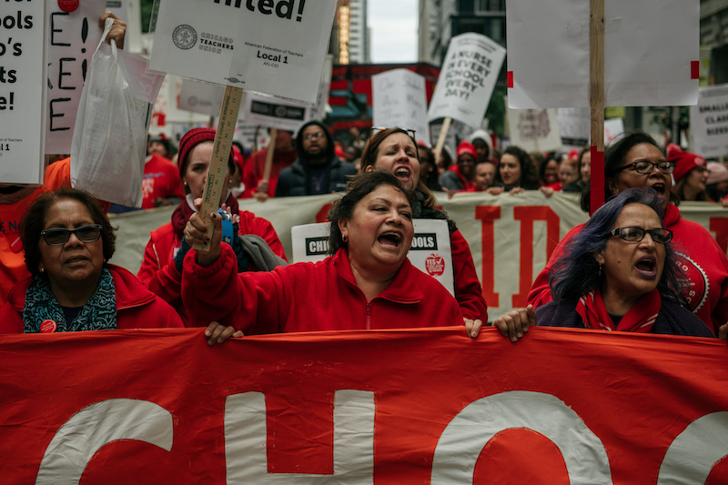 芝加哥市约36万学生受到影响.