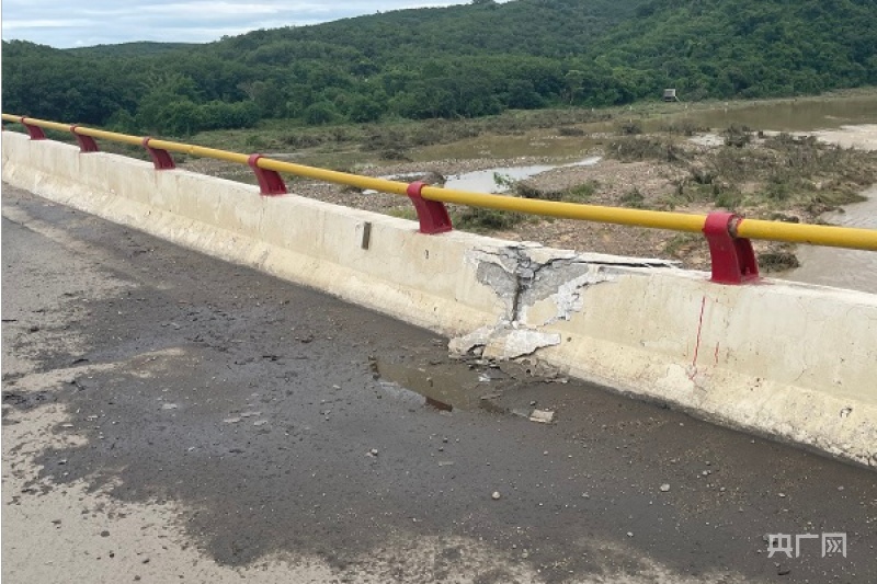海南环岛高速珠碧江大桥桥面沉陷系山洪冲击桥基所致