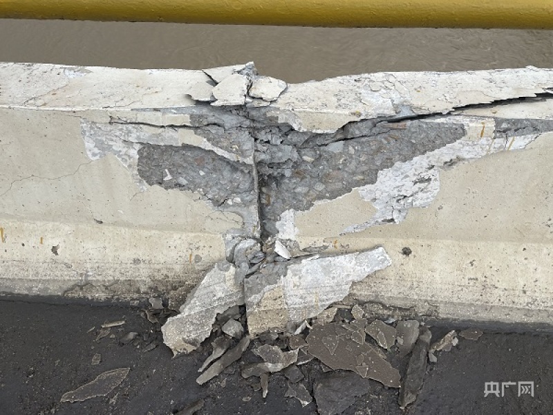 海南环岛高速珠碧江大桥桥面沉陷系山洪冲击桥基所致