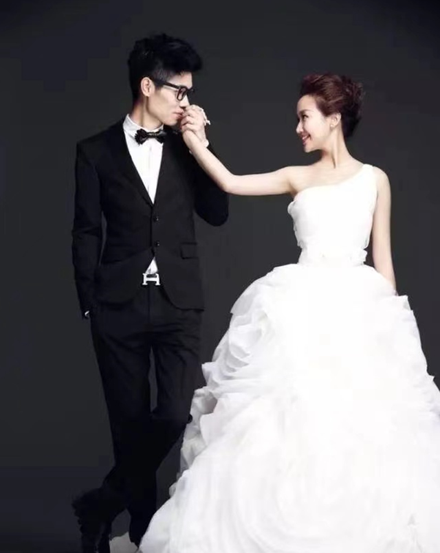 38岁歌手李行亮二胎得子晒合照一脸慈父笑结婚7年儿女双全