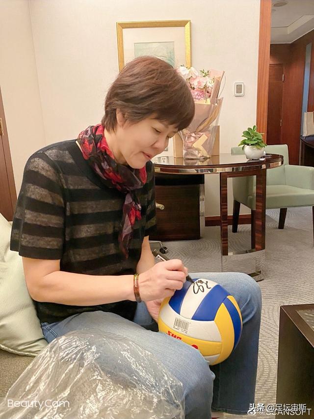 郎平夫妇请好友吃大餐，小朋友献吻郎导笑开花，退休后变年轻漂亮休闲区蓝鸢梦想 - Www.slyday.coM