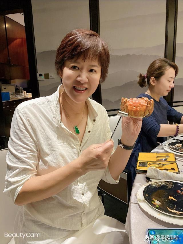 郎平夫妇请好友吃大餐，小朋友献吻郎导笑开花，退休后变年轻漂亮休闲区蓝鸢梦想 - Www.slyday.coM