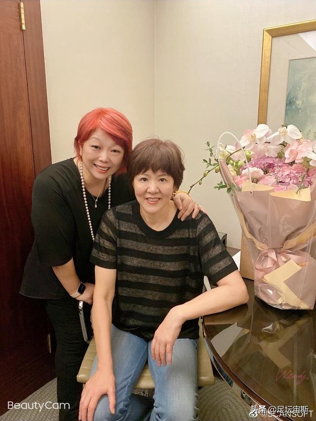 郎平夫妇请好友吃大餐，小朋友献吻郎导笑开花，退休后变年轻漂亮休闲区蓝鸢梦想 - Www.slyday.coM