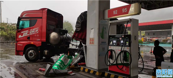 独自长途驾驶20米长大货车进服务区时撞上加油机