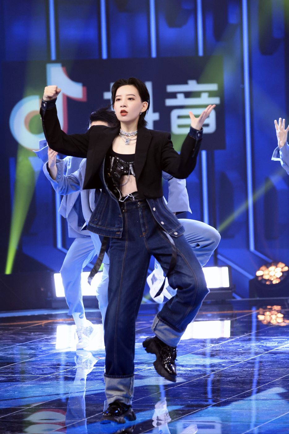 蒙面舞王盛典之夜沈腾跳起东北扭秧歌