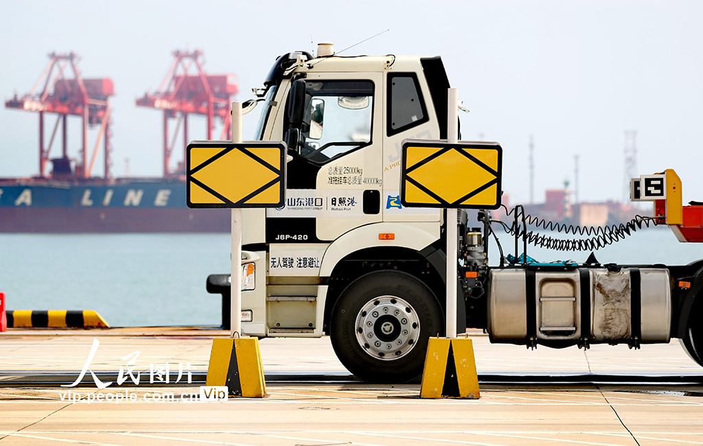 山东日照全球首个顺岸开放式全自动化集装箱码头投产运营