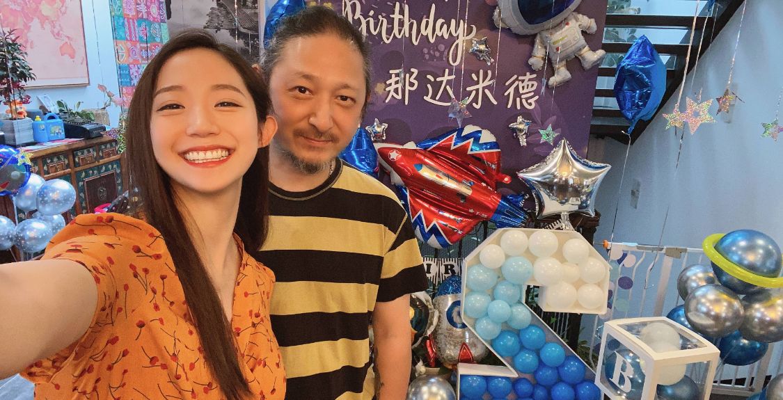 53岁三宝为女儿办生日宴,小25岁娇妻负责主持,老少恋曾备受争议|千惠