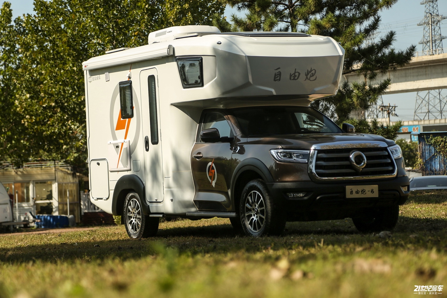 "以及览众房车2多年的房车品牌底蕴,自由炮一举攻占高端皮卡房车市场