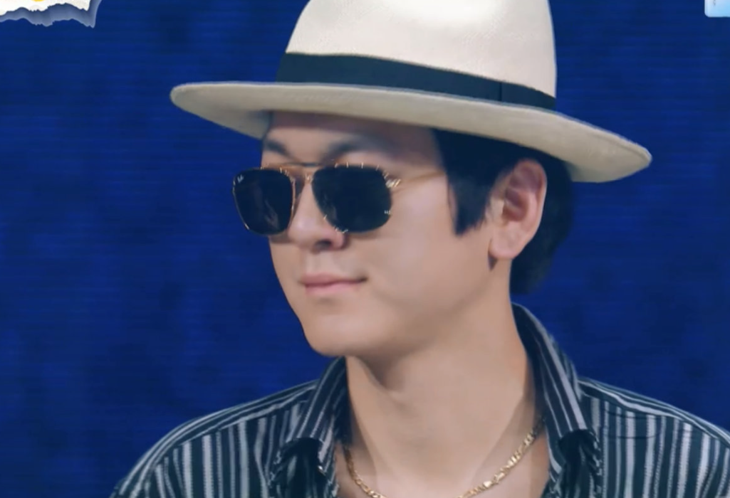 马思纯挽男友张哲轩手臂逛街肚子凸起全身发福热聊不断很恩爱