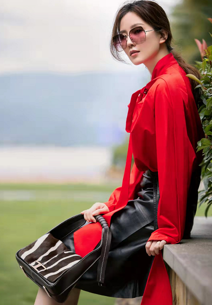 隆诗现身医院刘诗诗穿白t美貌挡不住吴奇隆状态年轻不像50岁