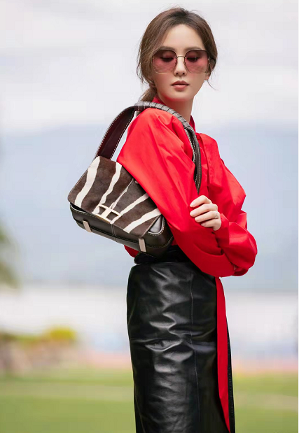 隆诗现身医院刘诗诗穿白t美貌挡不住吴奇隆状态年轻不像50岁