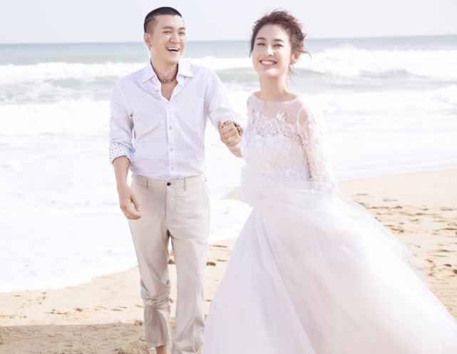 杨子夫妇拍婚纱照被偶遇,结婚14年未办婚礼,黄圣依曾透露会补办|李静|