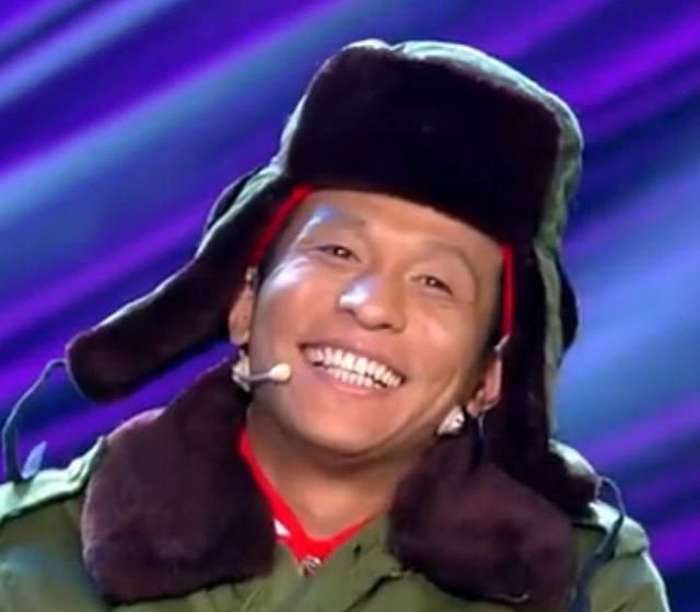 宋小宝录制新综艺,被粉丝围观开心比耶,和路人打招呼超接地气休闲区蓝鸢梦想 - Www.slyday.coM 宋小宝录制新综艺,被粉丝围观开心比耶,和路人打招呼超接地气休闲区蓝鸢梦想 - Www.slyday.coM