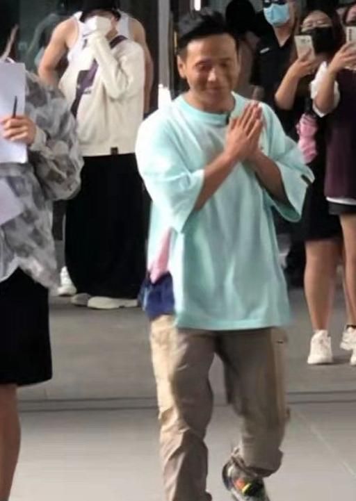 宋小宝录制新综艺,被粉丝围观开心比耶,和路人打招呼超接地气休闲区蓝鸢梦想 - Www.slyday.coM 宋小宝录制新综艺,被粉丝围观开心比耶,和路人打招呼超接地气休闲区蓝鸢梦想 - Www.slyday.coM