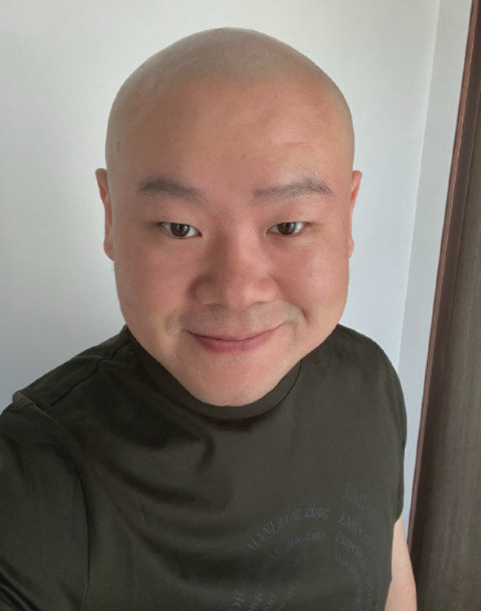 头发胡茬剃得干干净净,脑袋圆润抿嘴笑太喜庆|岳云鹏|光头|头发_新浪