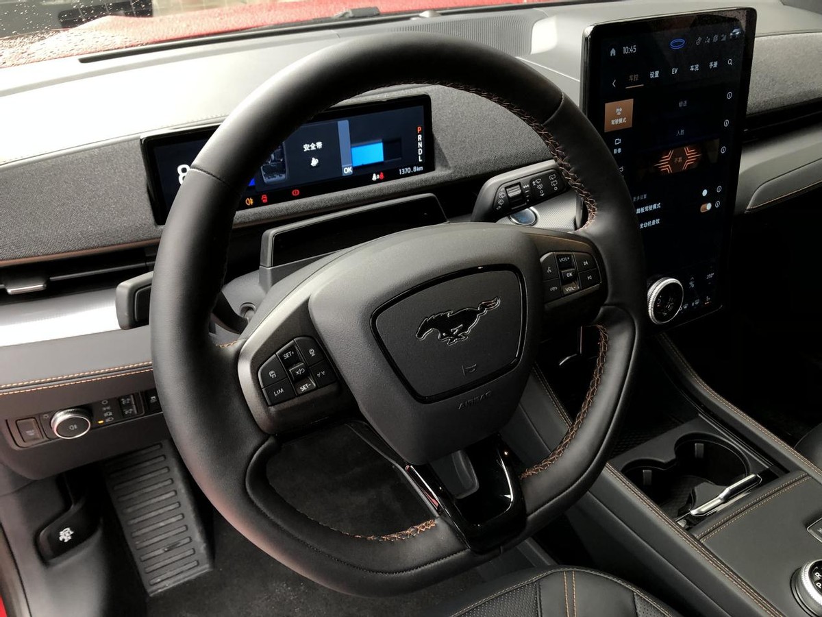 新车的内饰与gt first edition版车型保持一致,搭载全液晶仪表和15.