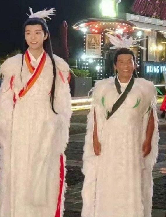 宋小宝录制新综艺,被粉丝围观开心比耶,和路人打招呼超接地气休闲区蓝鸢梦想 - Www.slyday.coM 宋小宝录制新综艺,被粉丝围观开心比耶,和路人打招呼超接地气休闲区蓝鸢梦想 - Www.slyday.coM