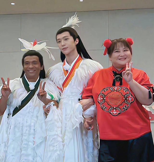 宋小宝录制新综艺,被粉丝围观开心比耶,和路人打招呼超接地气休闲区蓝鸢梦想 - Www.slyday.coM 宋小宝录制新综艺,被粉丝围观开心比耶,和路人打招呼超接地气休闲区蓝鸢梦想 - Www.slyday.coM