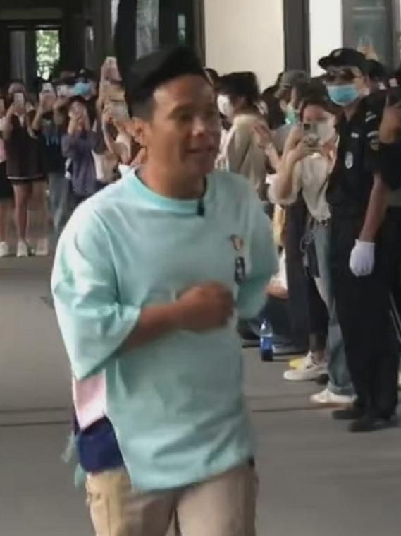 宋小宝录制新综艺,被粉丝围观开心比耶,和路人打招呼超接地气休闲区蓝鸢梦想 - Www.slyday.coM 宋小宝录制新综艺,被粉丝围观开心比耶,和路人打招呼超接地气休闲区蓝鸢梦想 - Www.slyday.coM