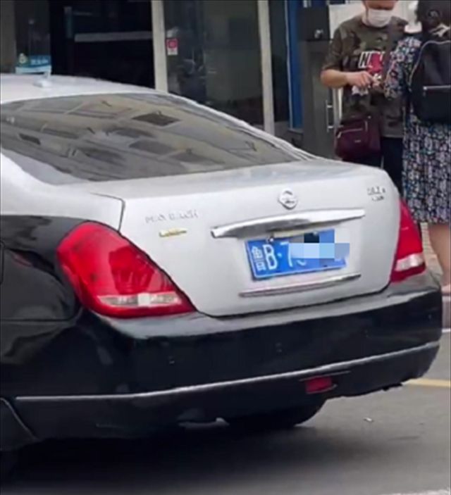 双拼色日产天籁配迈巴赫车标还是山东首台