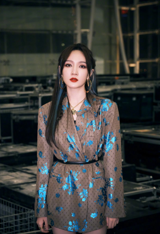 孟佳的身材让人自卑,穿印花西装玩"下衣失踪",漫画腿都不用p|孟佳|下