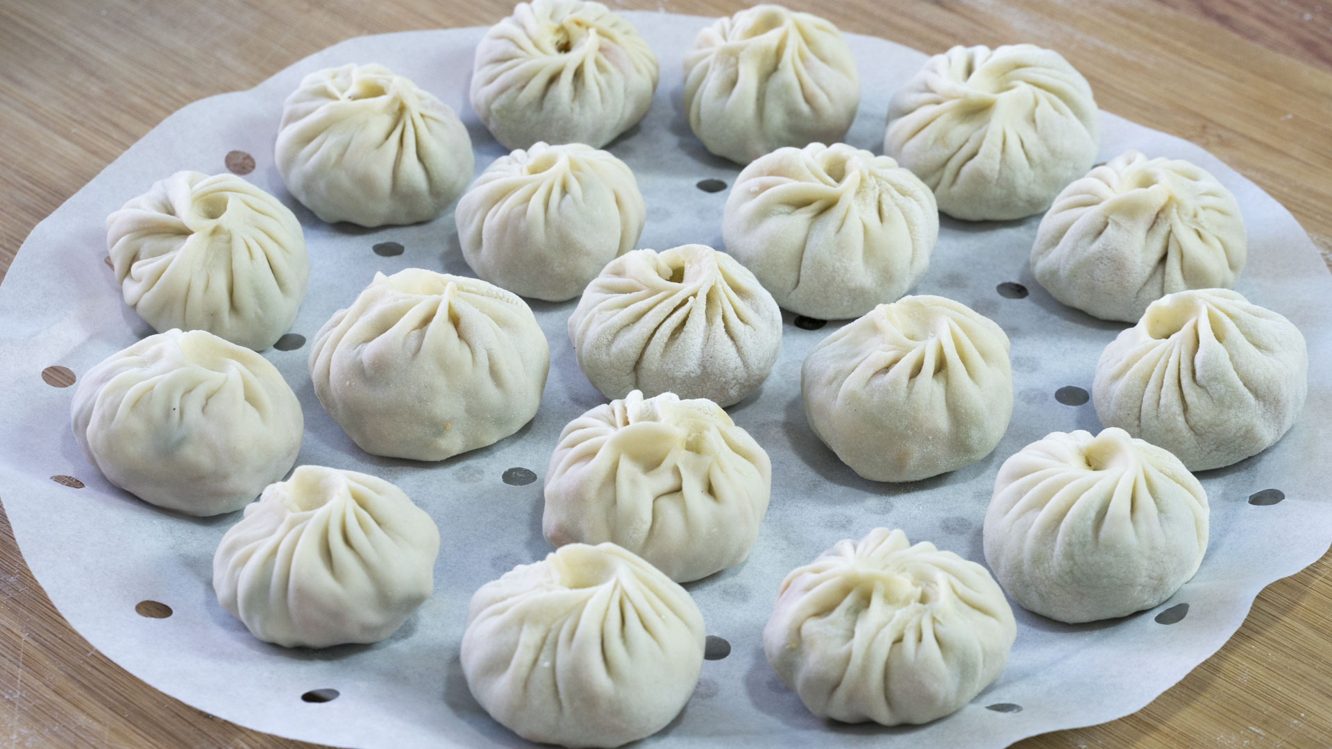 7,现在开始来蒸小包子,放入蒸锅中后冷水大锅,大火12分钟就能熟透;8