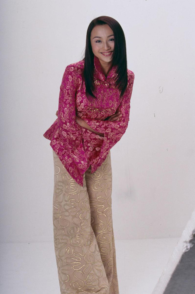 曹颖果然挺会穿的,灰大衣配连衣短裙,不仅高级还很显青春活力|曹颖