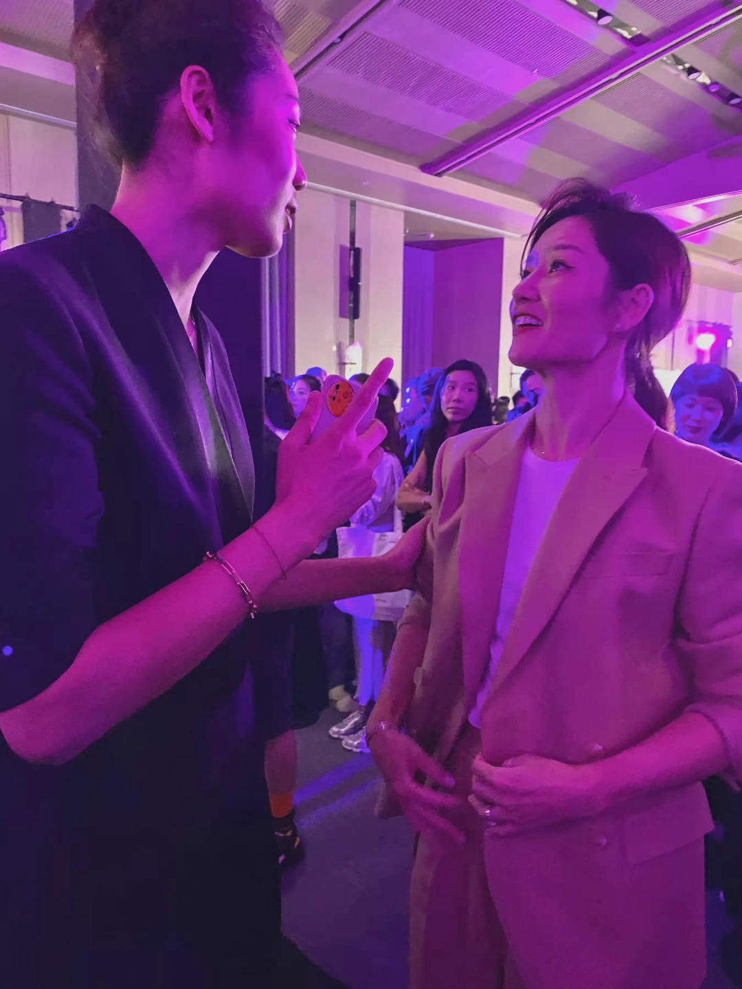 手腕有伤的朱婷手术一再推迟，网友都急了！其实朱婷已在尝试高科技治疗……休闲区蓝鸢梦想 - Www.slyday.coM