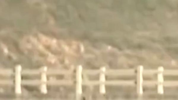 目击者回忆河北平山大巴坠河现场：十几人站车顶等待救援