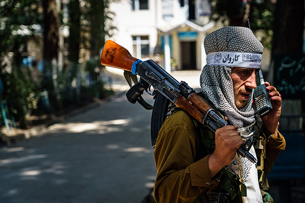 当地时间2021年9月2日,阿富汗喀布尔,塔利班在街头巡逻.