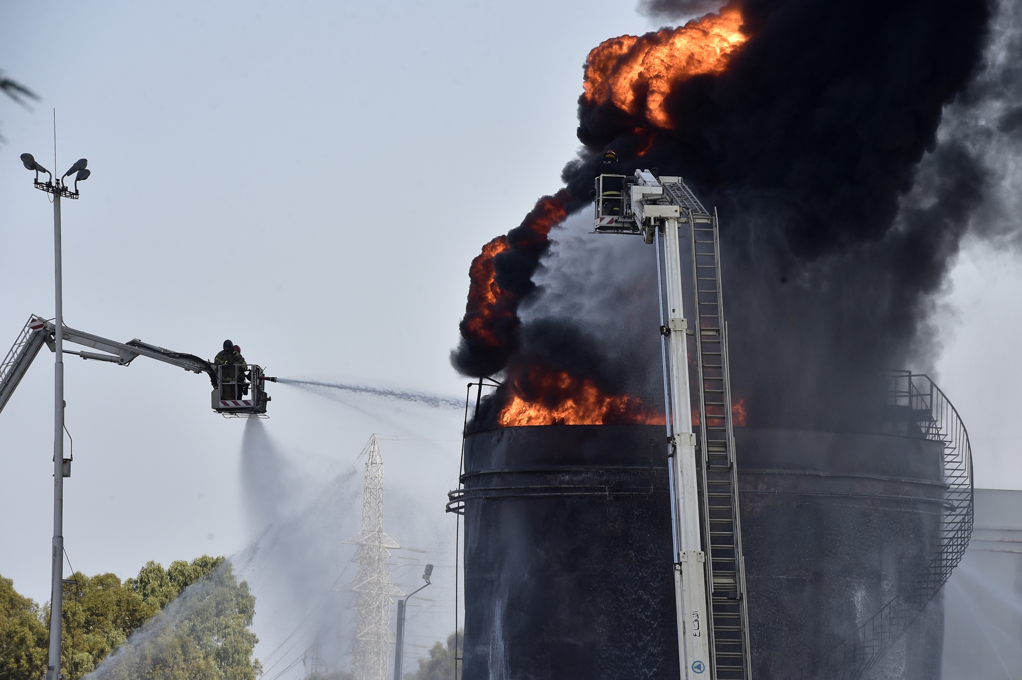 黎巴嫩石油设施发生火灾,黎能源部长:25万升汽油被烧