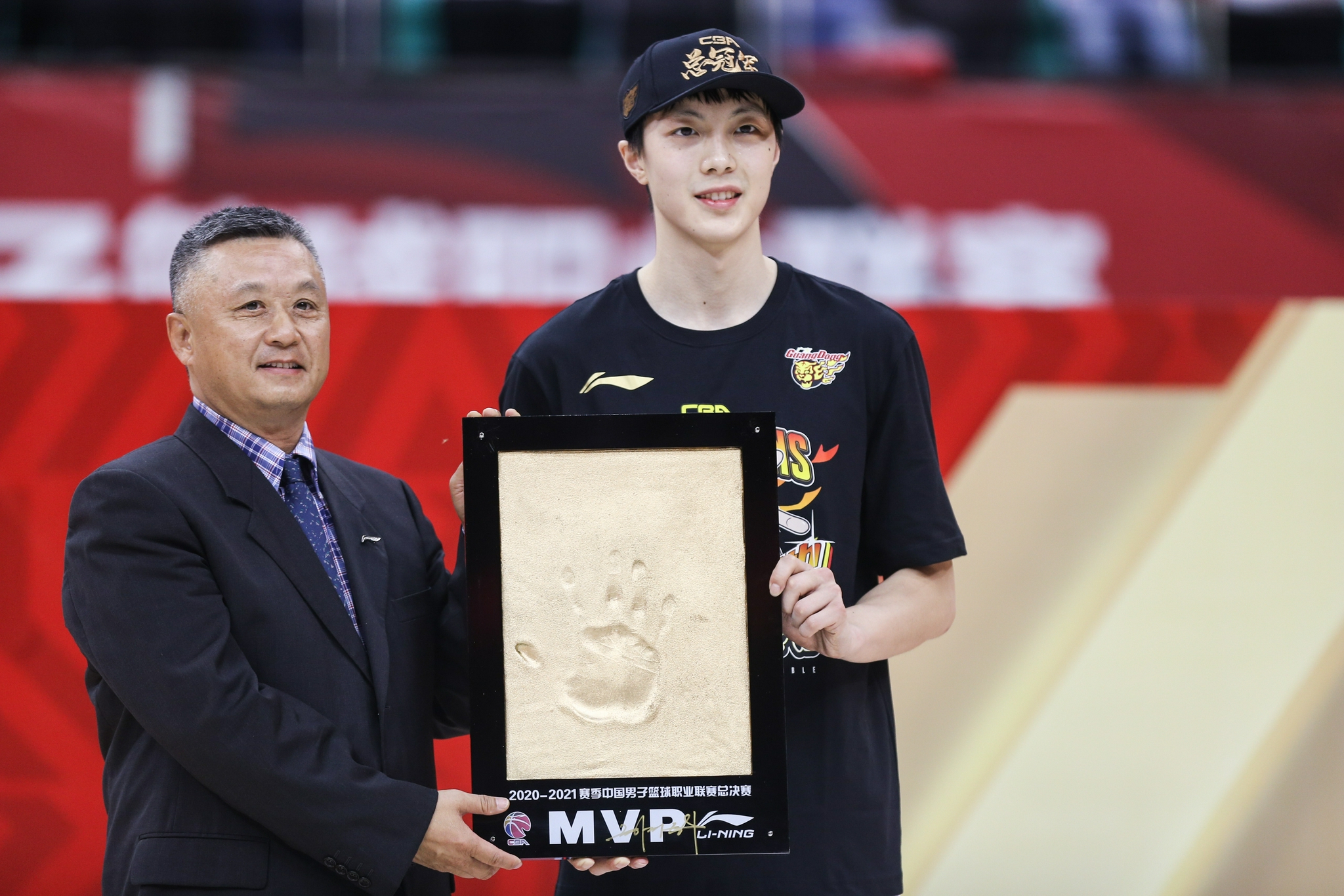 胡明轩当选上赛季cba总决赛mvp.