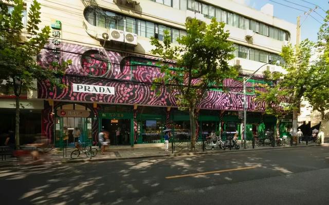 上海Prada菜场现"买椟还珠"，女子拍完照直接将菜扔掉休闲区蓝鸢梦想 - Www.slyday.coM