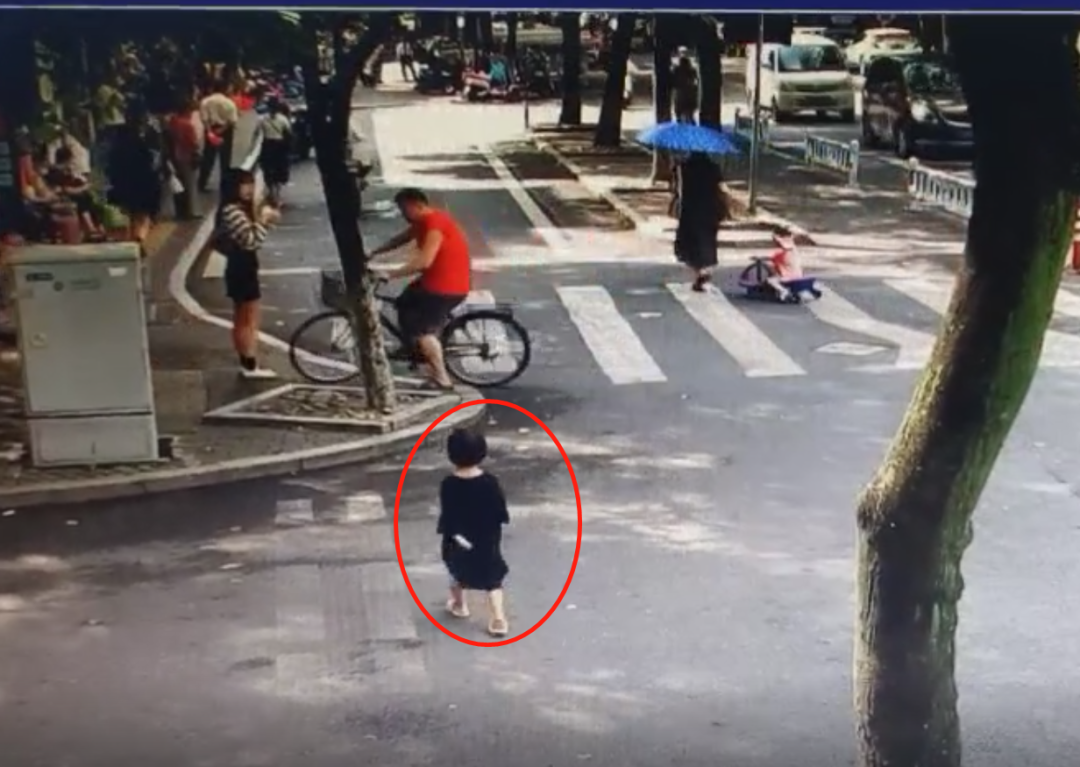 女子路边 捡 到3岁萌娃 大家一起帮她找妈妈 妈咪宝贝网 女子路边 捡 到3岁萌娃 大家一起帮她找妈妈 妈咪宝贝网