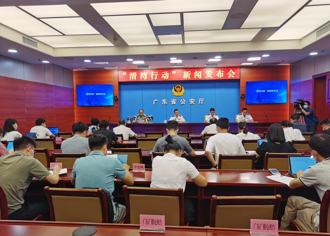 就打击两地走私活动进行工作会晤率领的代表团及广东海警局局长刘绍根