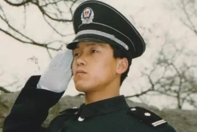 27年前轰动全国的“北大保安高考第一人”，这部纪录片曝光了现状休闲区蓝鸢梦想 - Www.slyday.coM