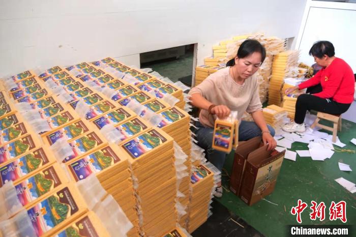 图为河北省邯郸市永年区永合会镇张边村村民正在把真空包装的小米打包外销。张立 摄
