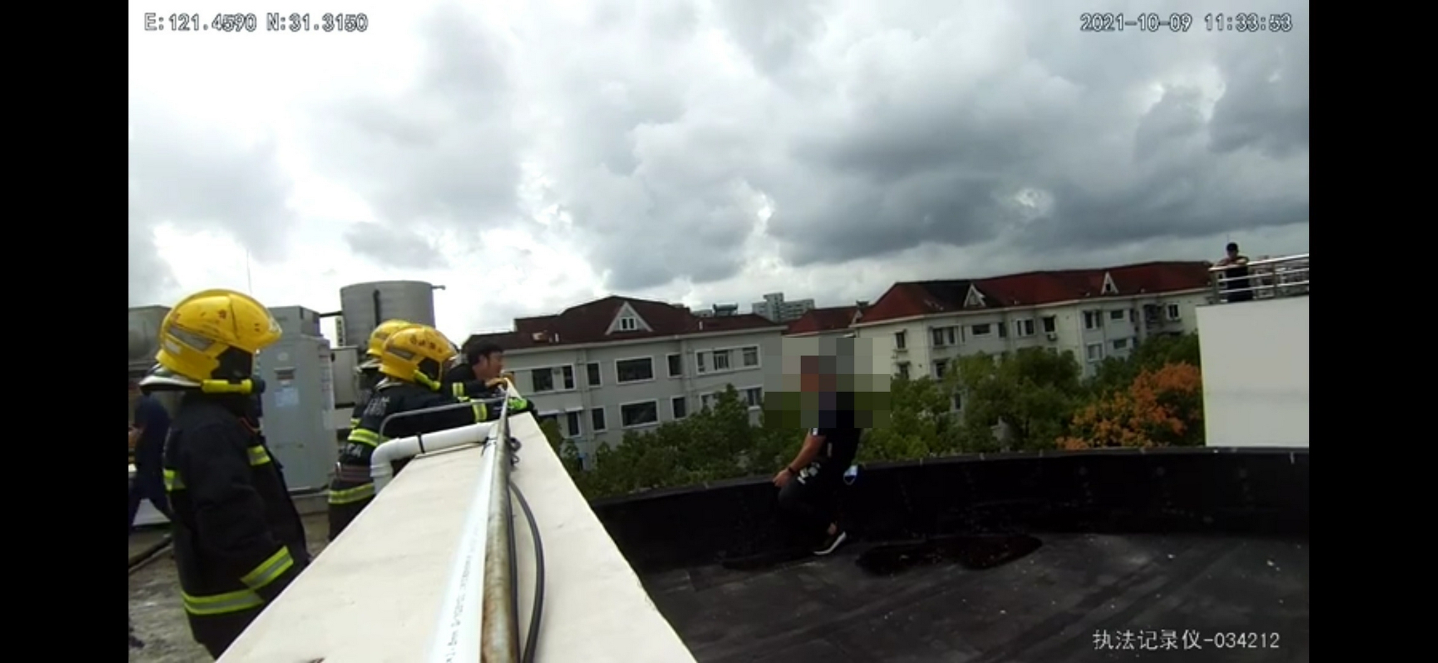 上海一男子升职后压力太大坐在天台想跳楼，被公安消防救下休闲区蓝鸢梦想 - Www.slyday.coM