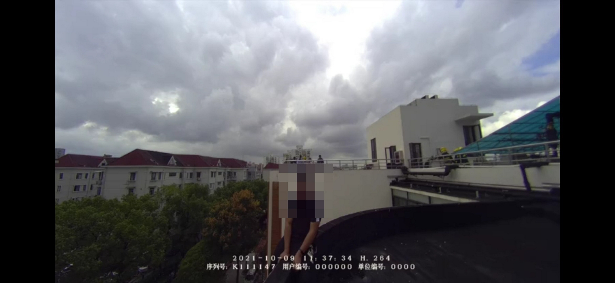 上海一男子升职后压力太大坐在天台想跳楼，被公安消防救下休闲区蓝鸢梦想 - Www.slyday.coM