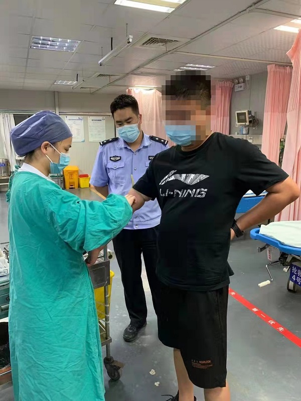 深夜轿车撞隔离栏，司机爬出车外一见警察就跑！休闲区蓝鸢梦想 - Www.slyday.coM