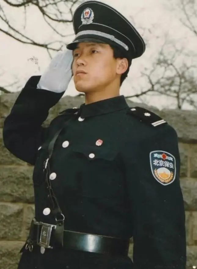 27年前轰动全国的“北大保安高考第一人”，这部纪录片曝光了现状休闲区蓝鸢梦想 - Www.slyday.coM