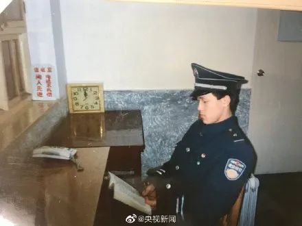 27年前轰动全国的“北大保安高考第一人”，这部纪录片曝光了现状休闲区蓝鸢梦想 - Www.slyday.coM