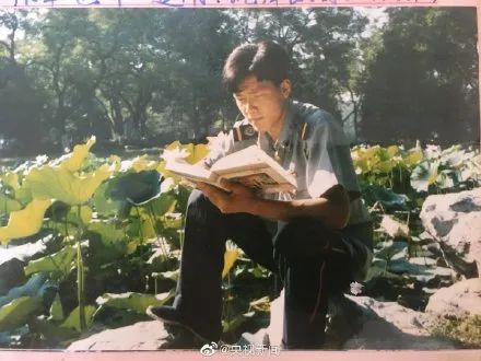 27年前轰动全国的“北大保安高考第一人”，这部纪录片曝光了现状休闲区蓝鸢梦想 - Www.slyday.coM