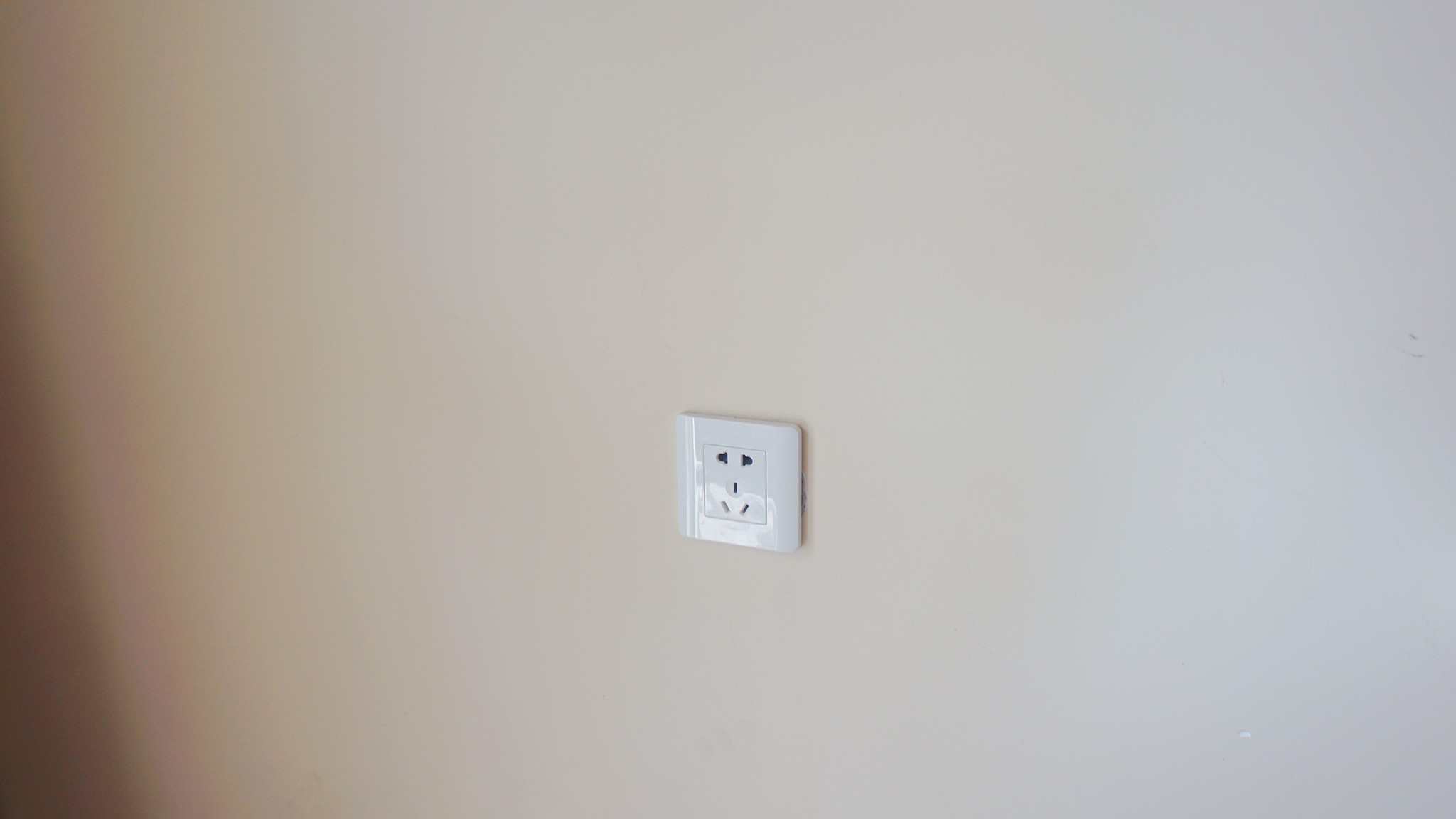 装修时插座没装对,后悔一辈子,再改还来得及吗?休闲区蓝鸢梦想 - Www.slyday.coM 装修时插座没装对,后悔一辈子,再改还来得及吗?休闲区蓝鸢梦想 - Www.slyday.coM