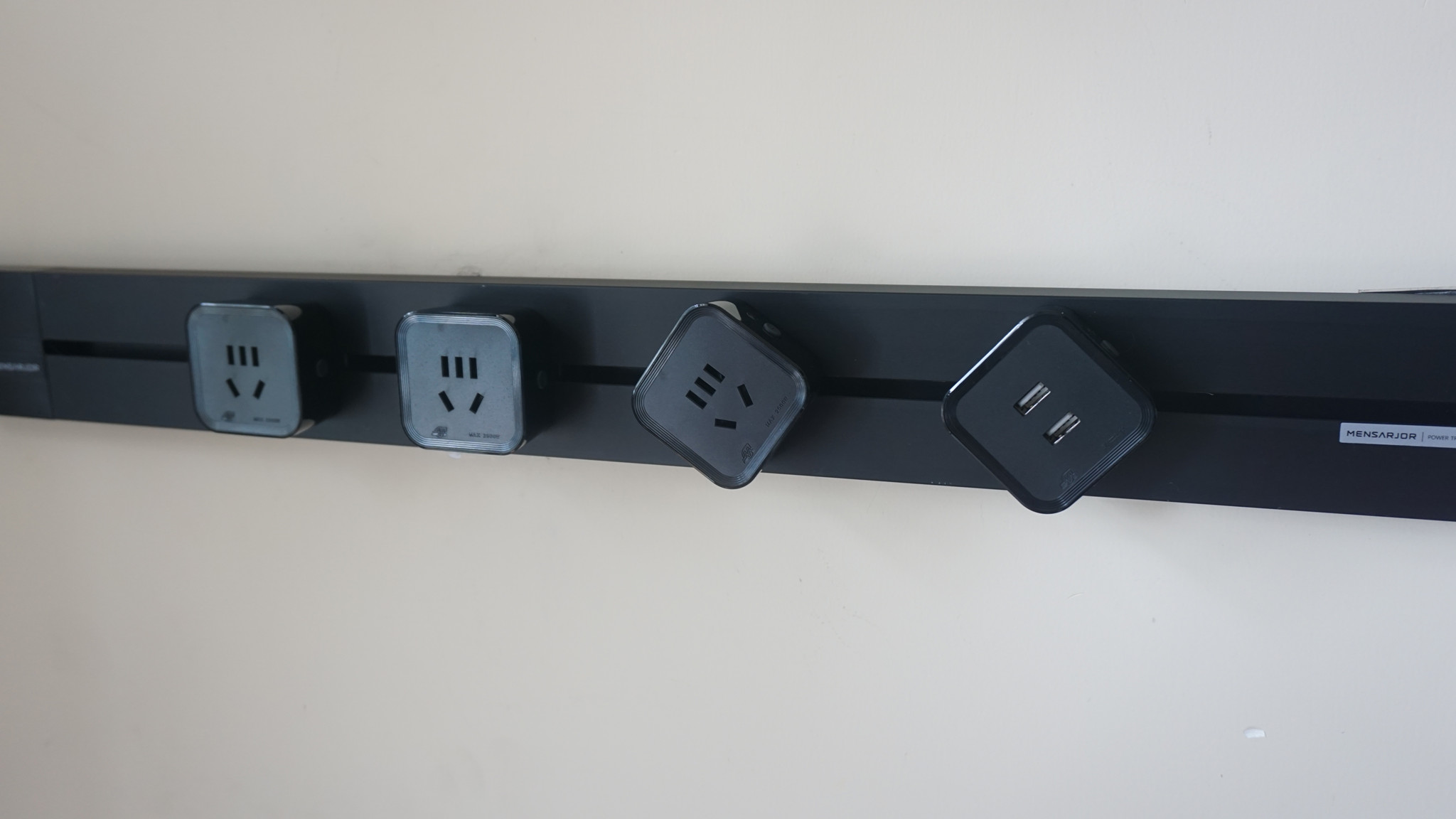 装修时插座没装对,后悔一辈子,再改还来得及吗?休闲区蓝鸢梦想 - Www.slyday.coM 装修时插座没装对,后悔一辈子,再改还来得及吗?休闲区蓝鸢梦想 - Www.slyday.coM