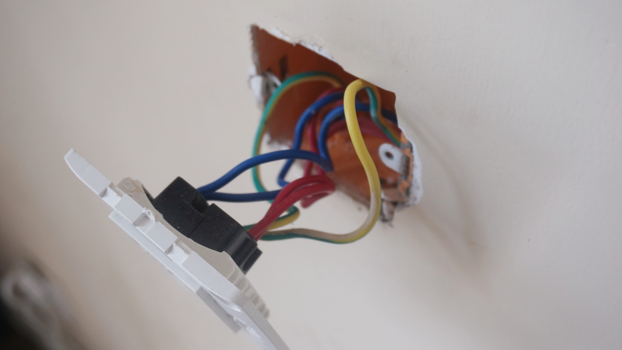 装修时插座没装对,后悔一辈子,再改还来得及吗?休闲区蓝鸢梦想 - Www.slyday.coM 装修时插座没装对,后悔一辈子,再改还来得及吗?休闲区蓝鸢梦想 - Www.slyday.coM