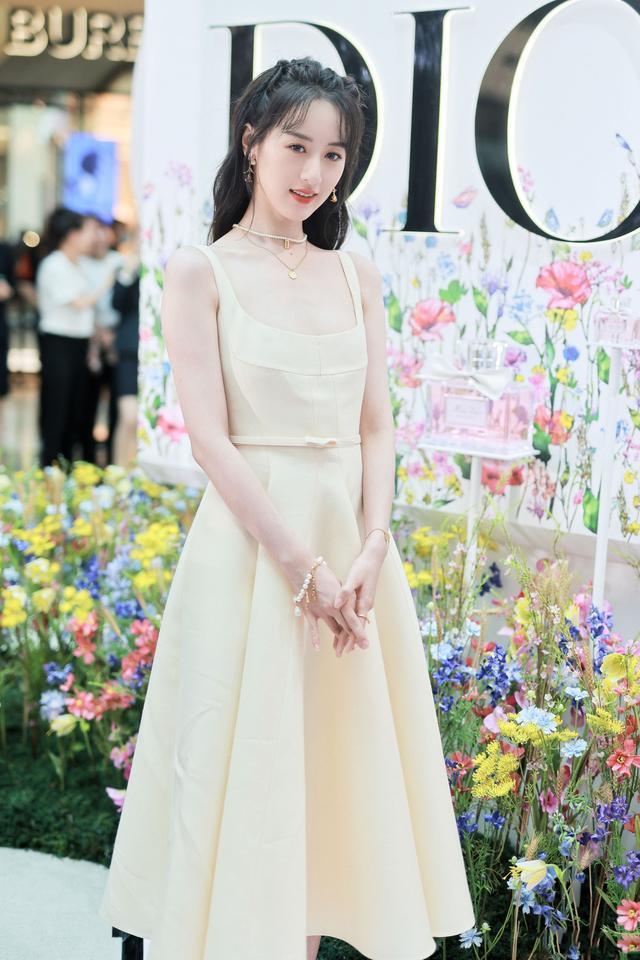 袁冰妍的白瓷肌真占优势穿吊带裙似邻家女美得清纯脱俗
